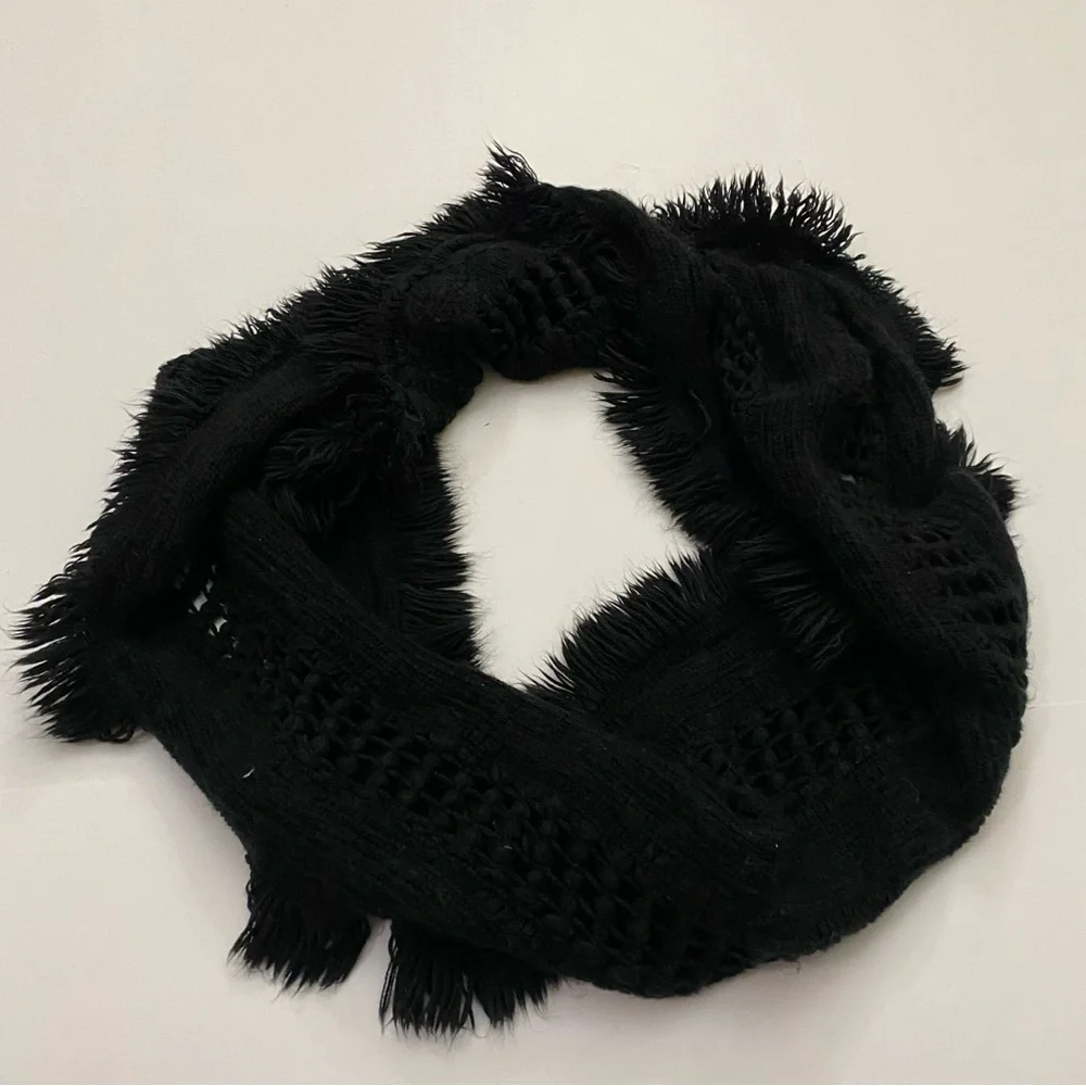 ⭐️ Jessica Simpson black knitted scarf